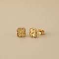 Aretes cuadrados florales fondo minimalista plano