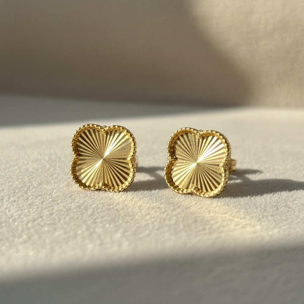 Aretes cuadrados radiantes elegante fondo beige