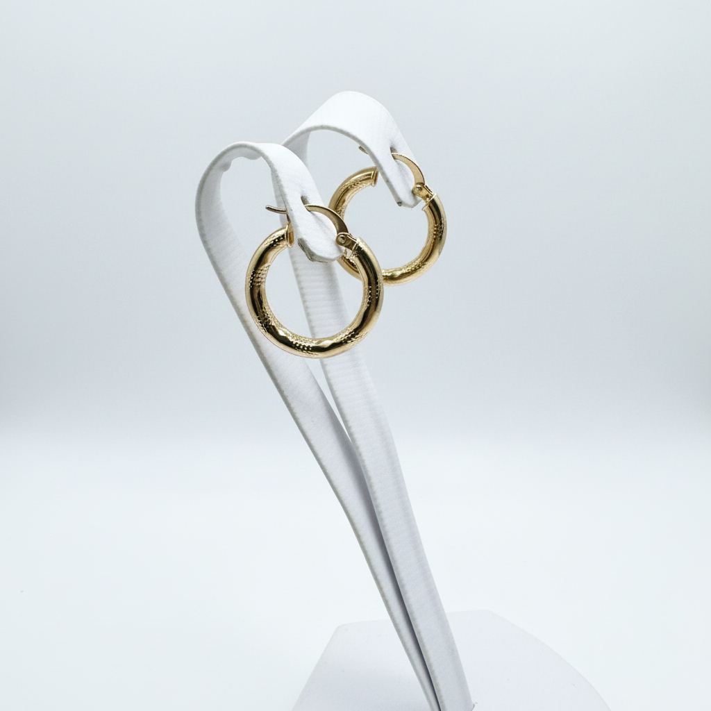 Aretes de aro con patrón grabado - fondo plano