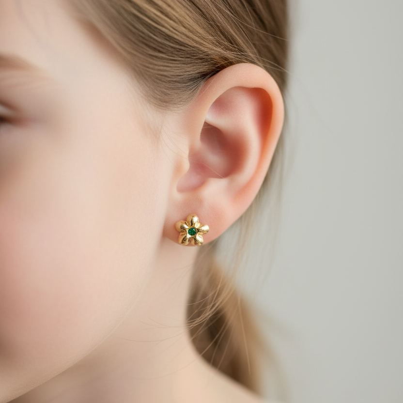 Aretes de flores con piedra verde en niña de 5 años