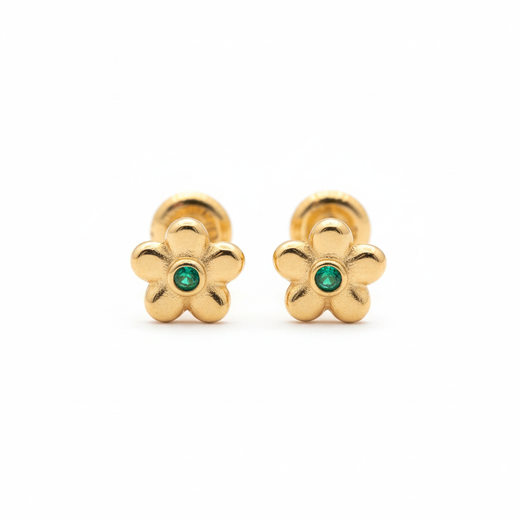 Aretes de flores con piedra verde fondo blanco exactos