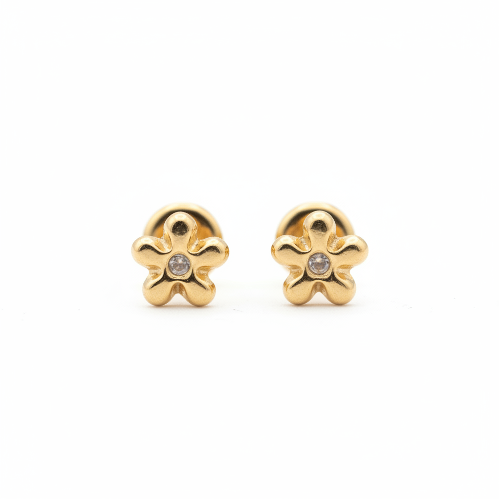 Aretes de flores en oro 18k de frente fondo blanco
