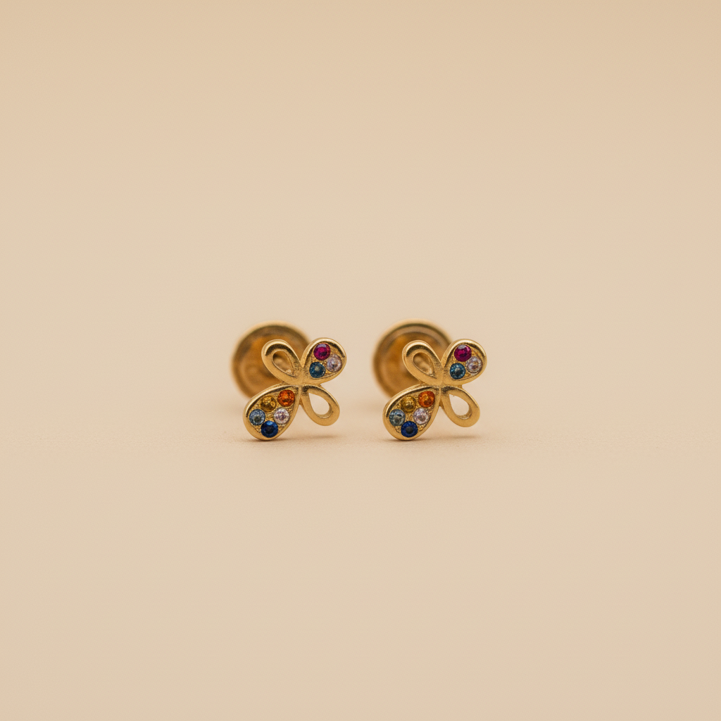 Aretes de mariposa fondo beige minimalista