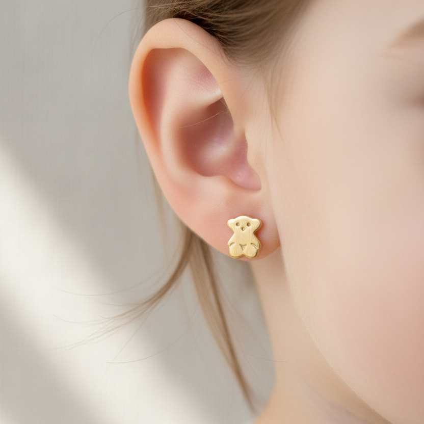 Aretes de niño en oro 18k en niña de 2 años