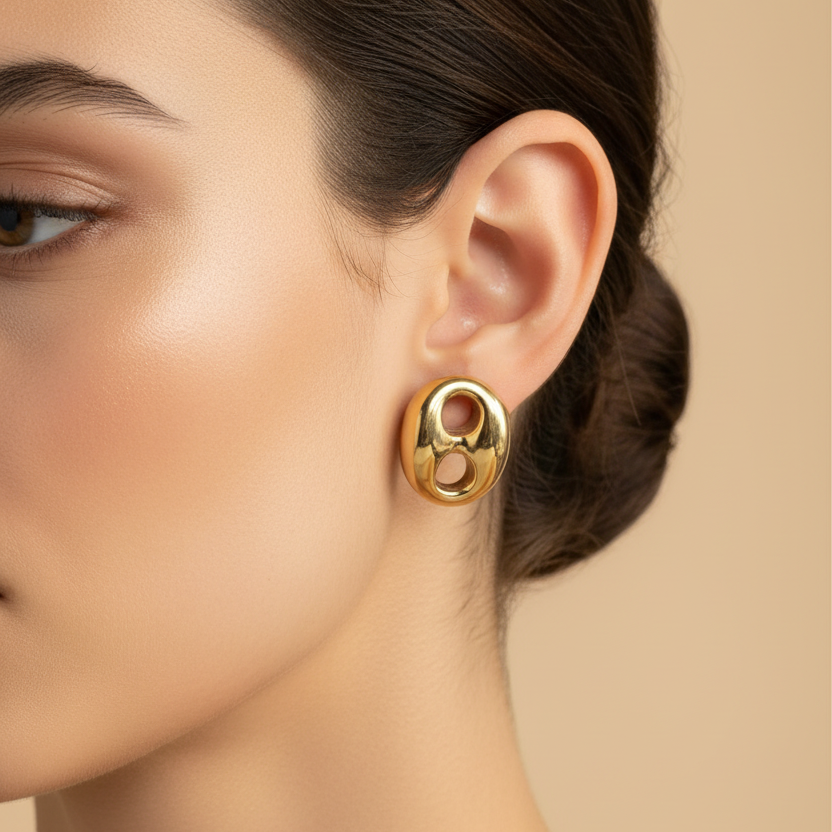 Aretes de oro 18K ovalados en modelo