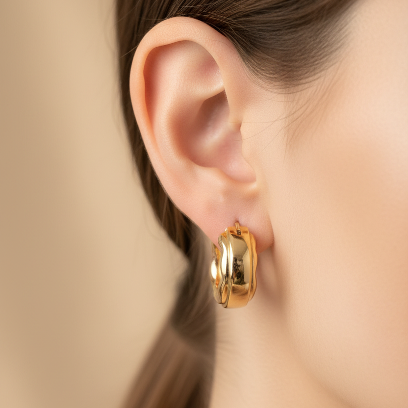 Aretes de oro 18K torcidos pequeños en oreja