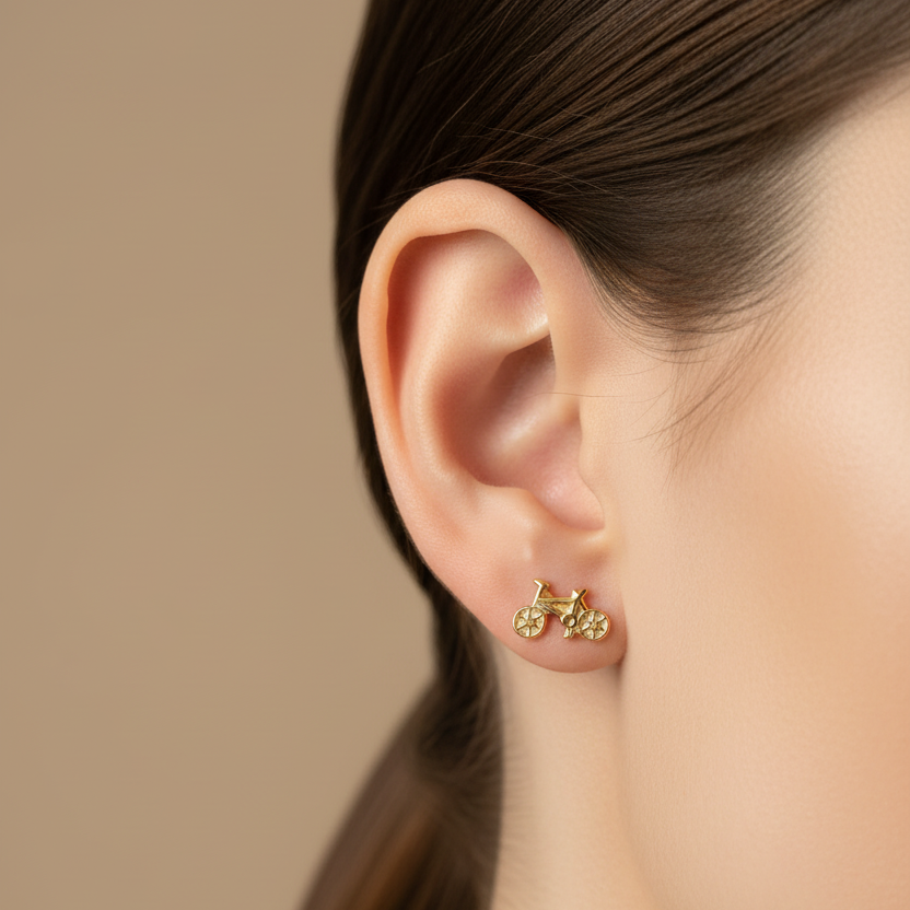 Aretes de oro 5mm pequeños en oreja de mujer