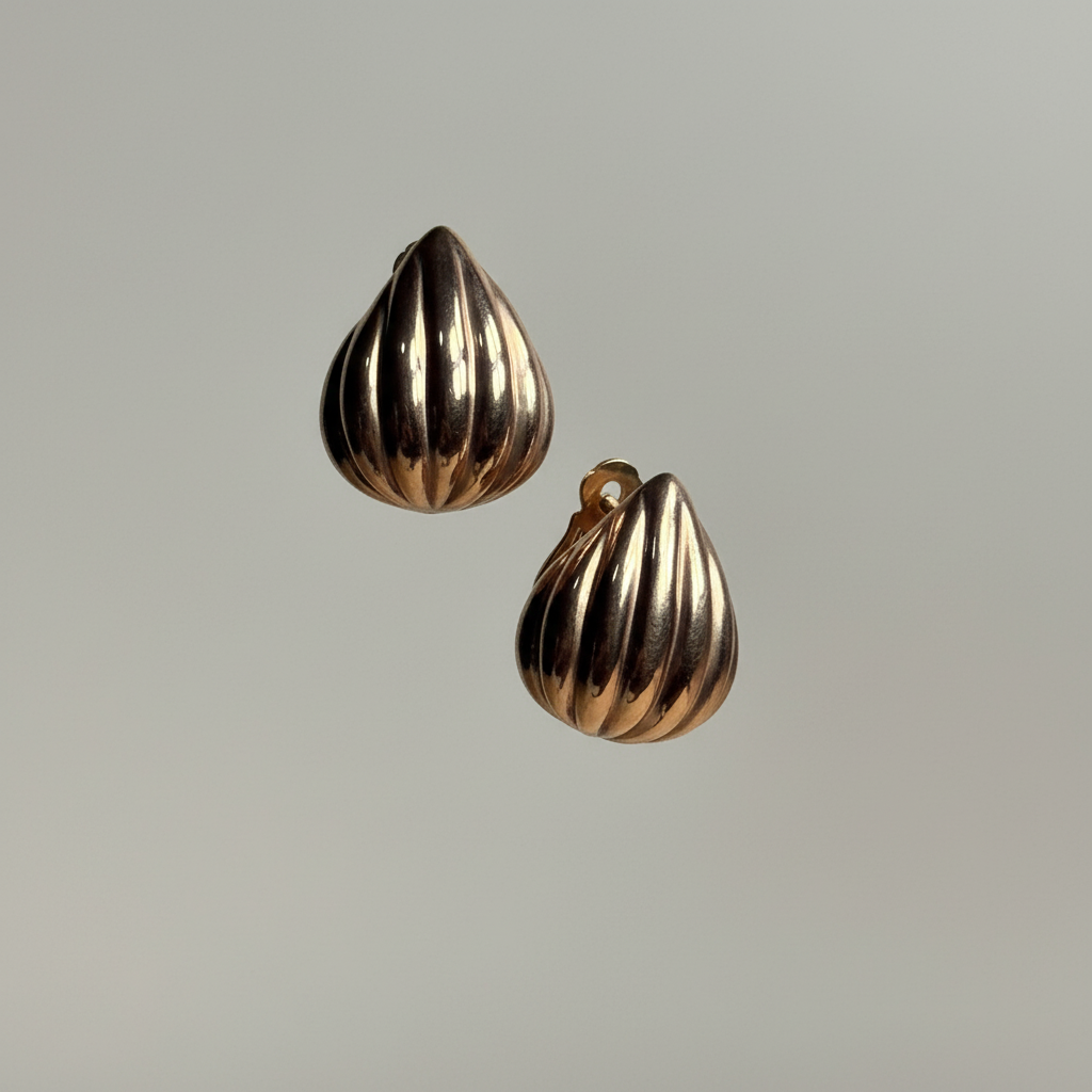 Aretes de oro acanalados tipo gota - Catálogo profesional