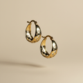Aretes de oro con diseño geométrico - Fondo beige
