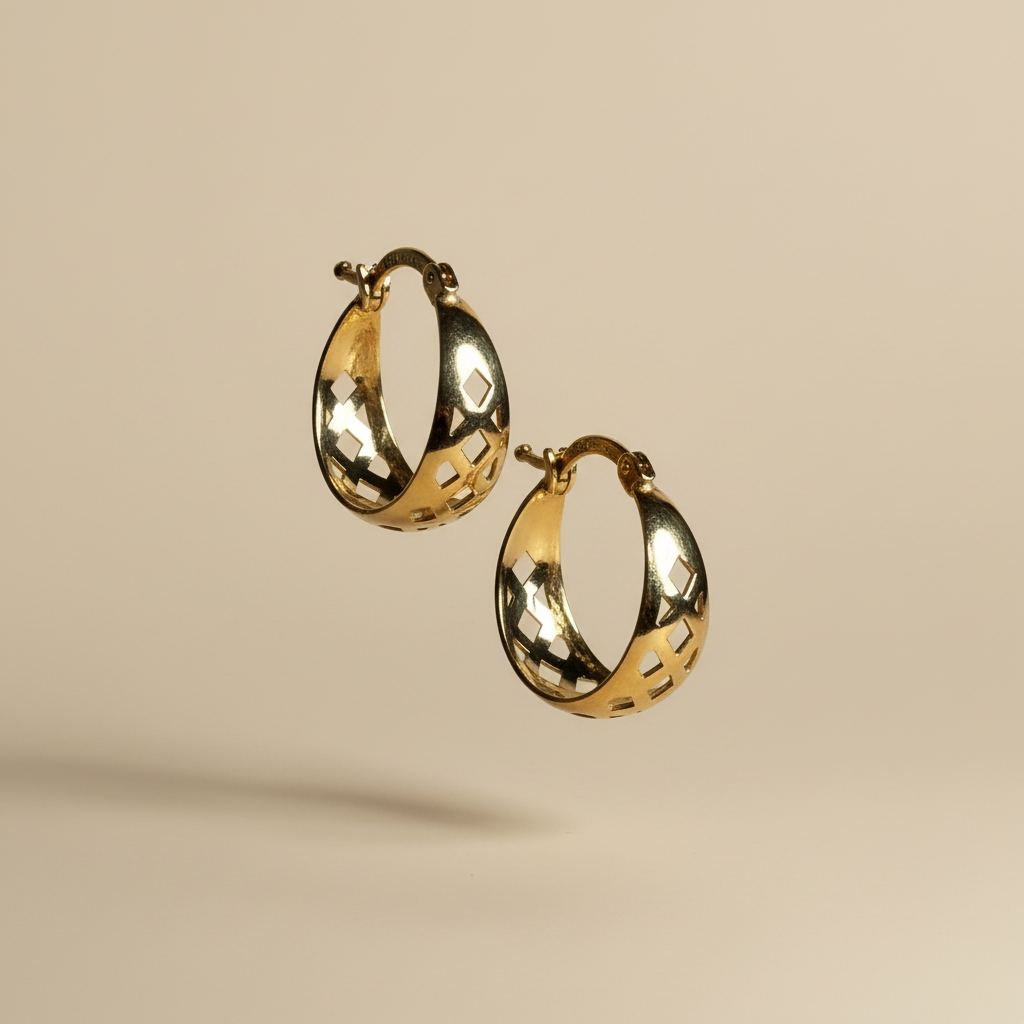 Aretes de oro con diseño geométrico - Fondo beige