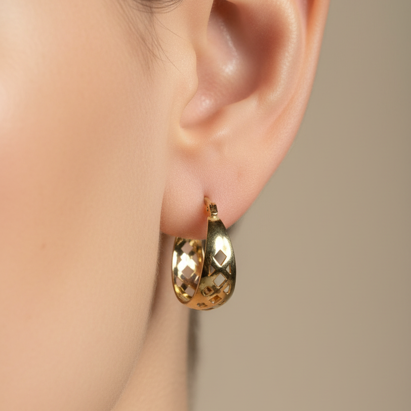Aretes de oro geométricos pequeños ajustados a la oreja
