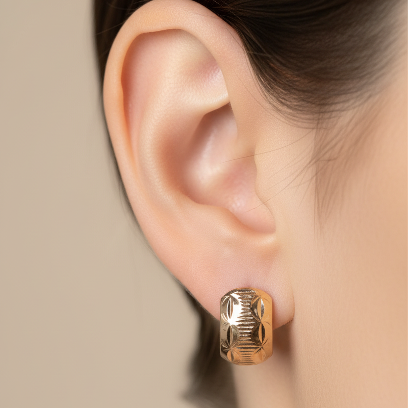 Aretes de oro texturizados - Super pequeños en oreja