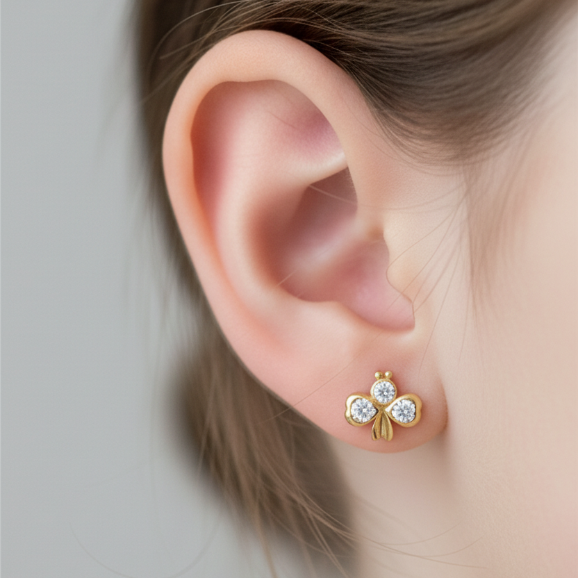Aretes de trébol en oreja mitad de tamaño ultra pequeño