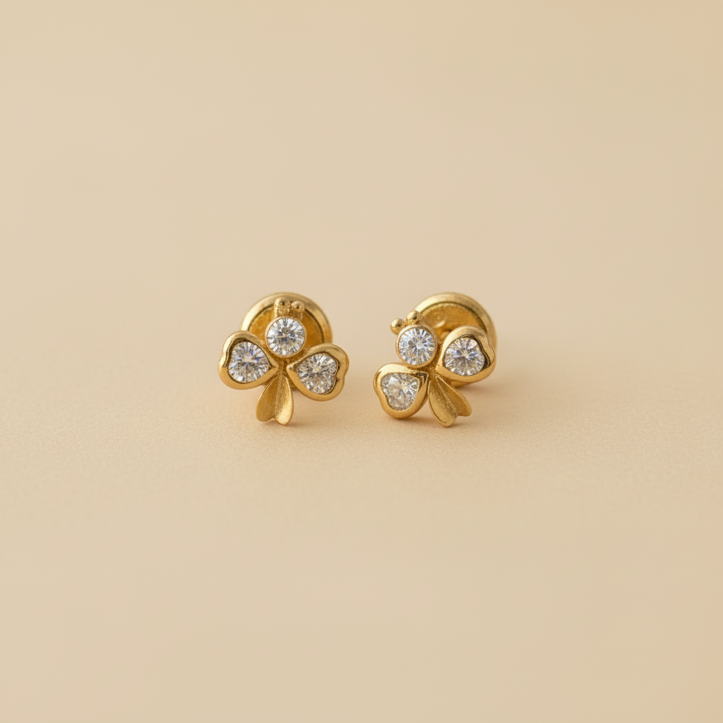 Aretes de trébol todas piedras blancas fondo beige