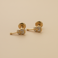 Aretes flor con cristales fondo beige