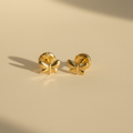 Aretes lazo oro 18k exacto original fondo beige luz natural