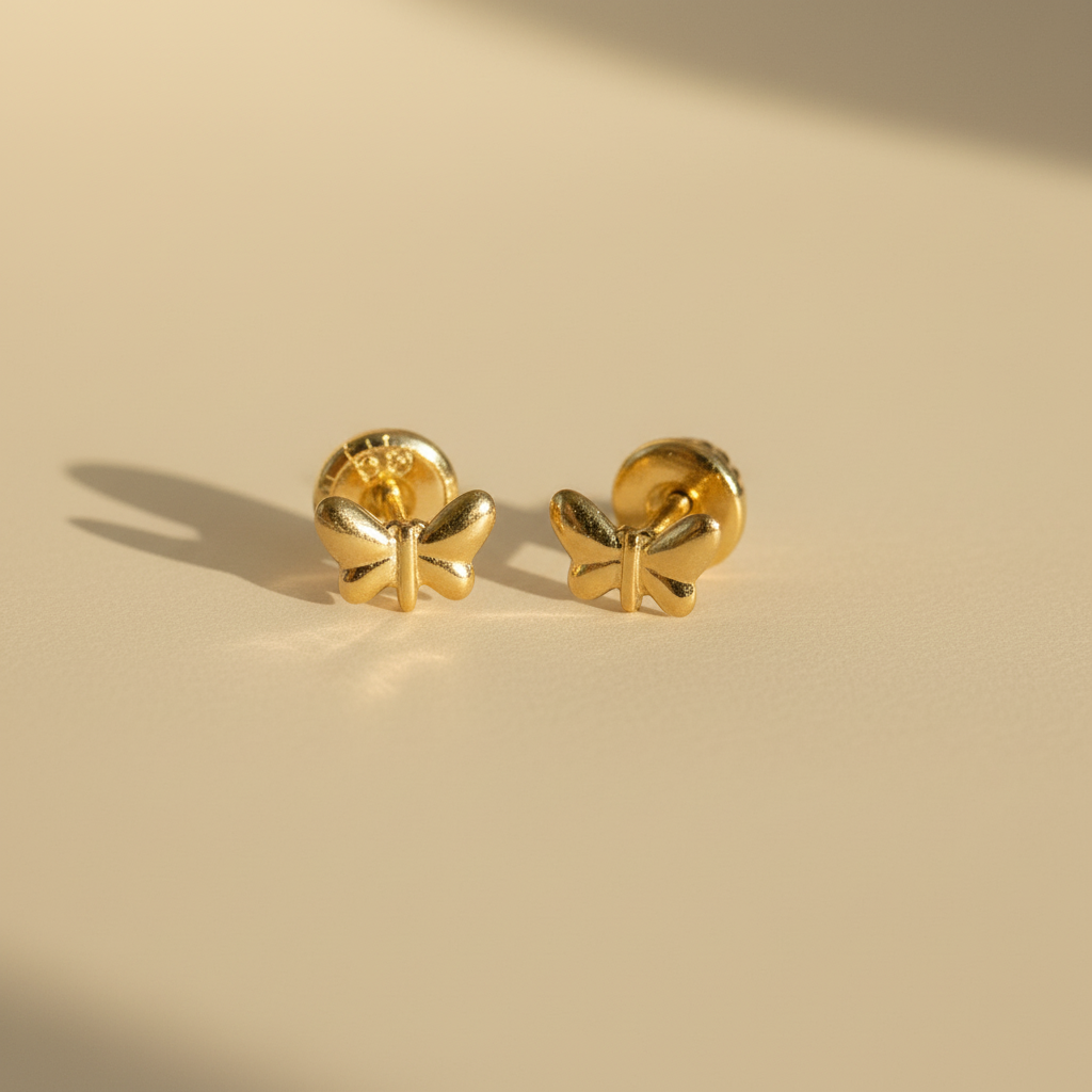 Aretes lazo oro 18k exacto original fondo beige luz natural