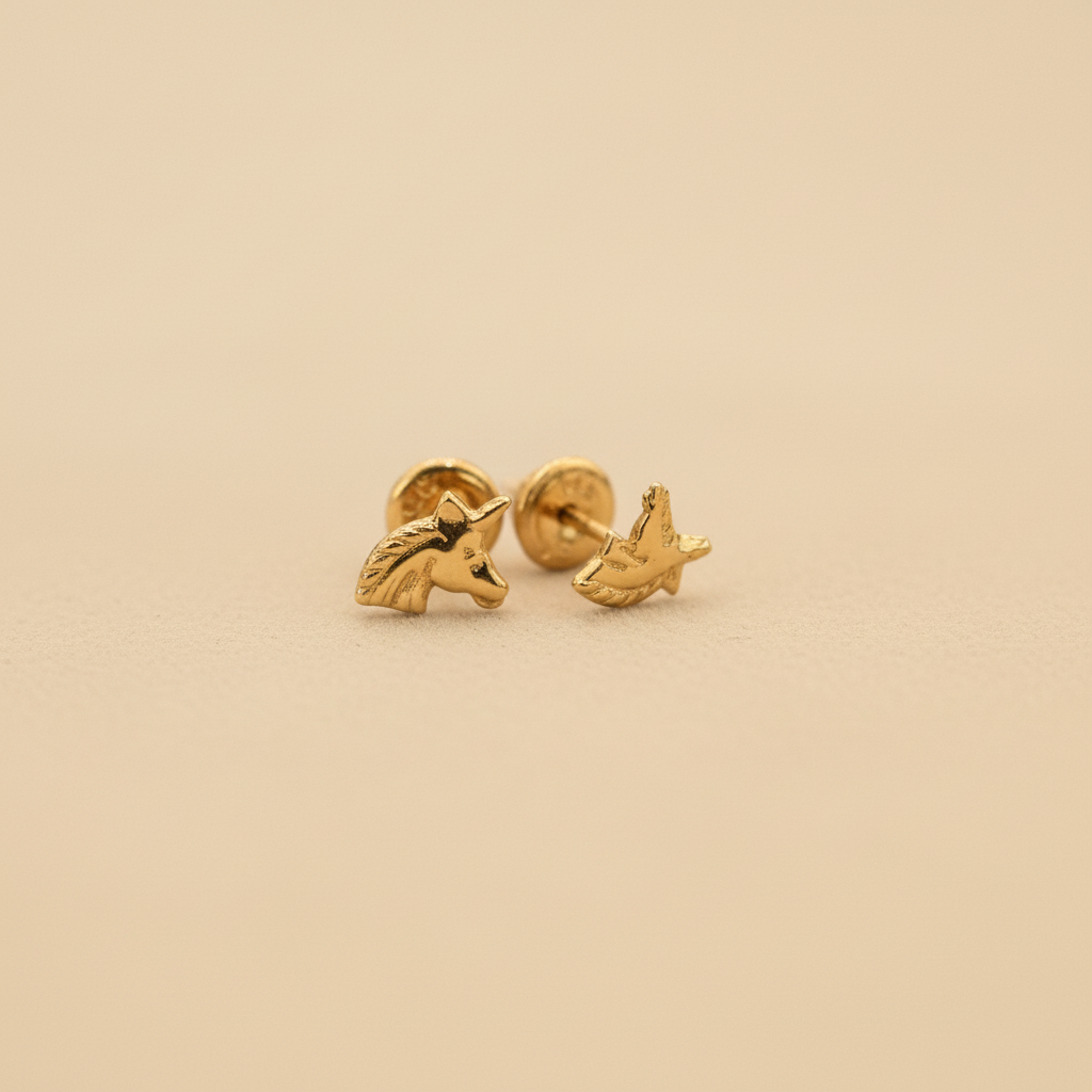 Aretes león oro 18k profesional definida fondo beige