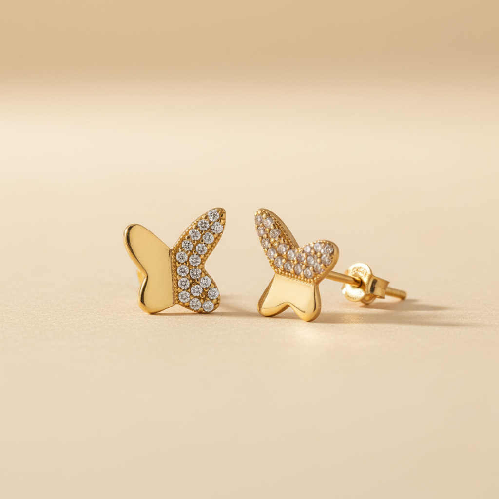Aretes mariposa oro 18k con circonitas fondo beige profesional