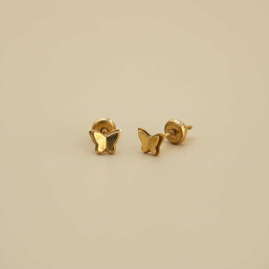 Aretes mariposa pequeños oro 18k fondo beige profesional