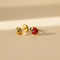 Aretes mariquita oro 18k esmalte rojo negro fondo beige profesional