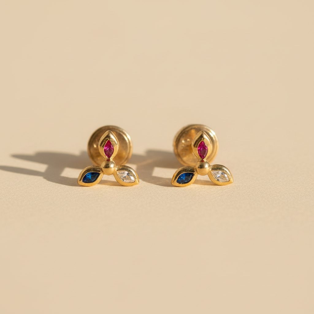 Aretes pez oro 18k topos originales de frente fondo beige