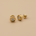 Aretes redondos detalle fondo beige profesional