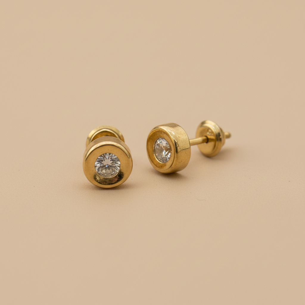 Aretes redondos detalle fondo beige profesional