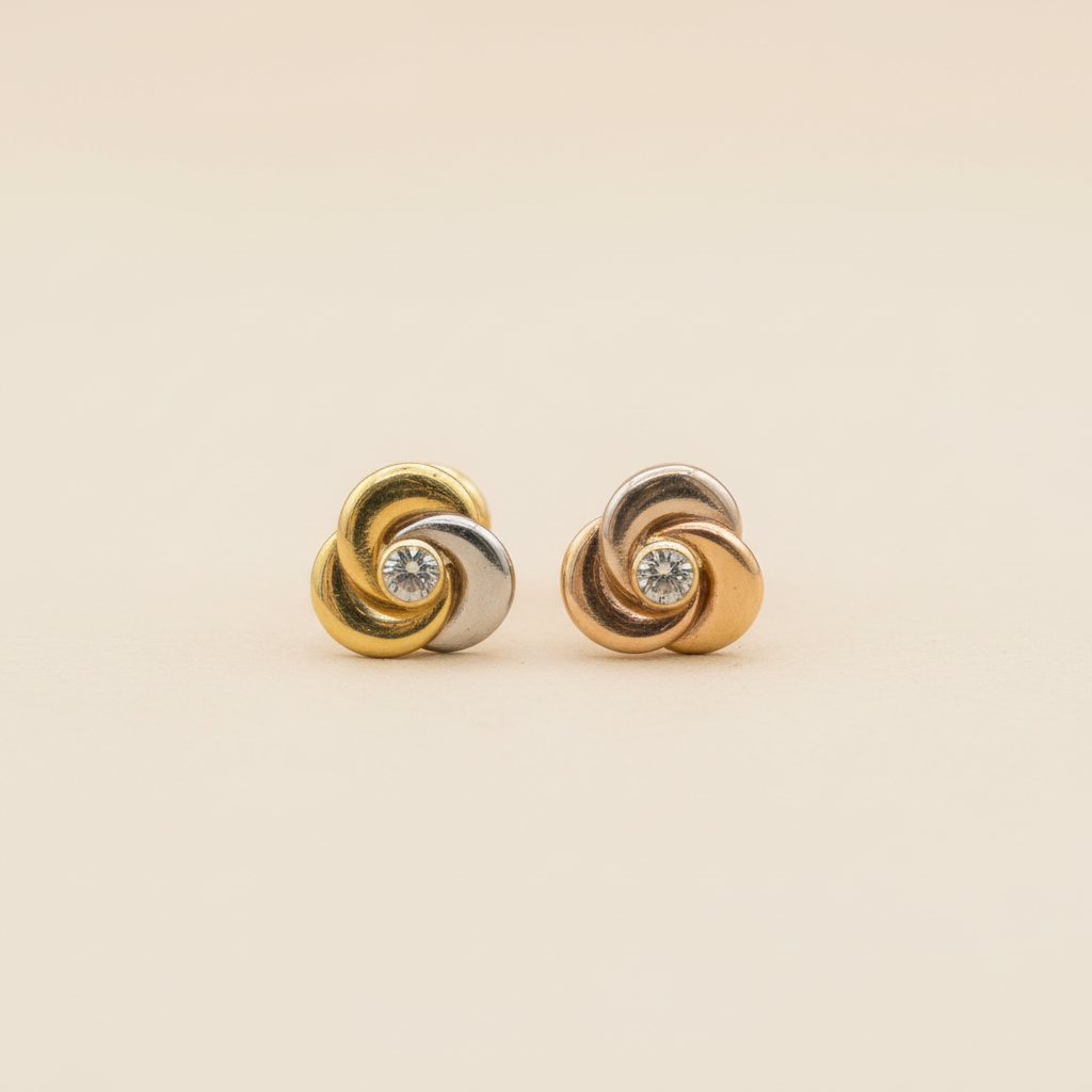 Aretes rosa tricolor fondo beige plano minimalista