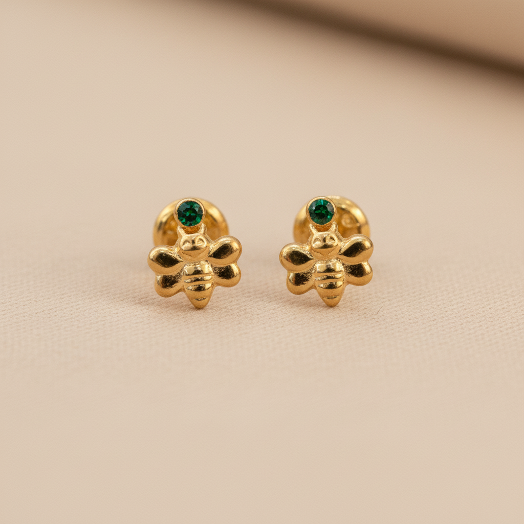 Aretes tortuga oro 18k ambos de frente fondo beige