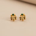 Aretes tortuga oro 18k ambos de frente fondo beige