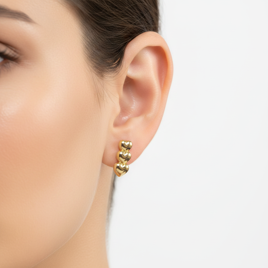 Aretes tres corazones 9mm en oreja