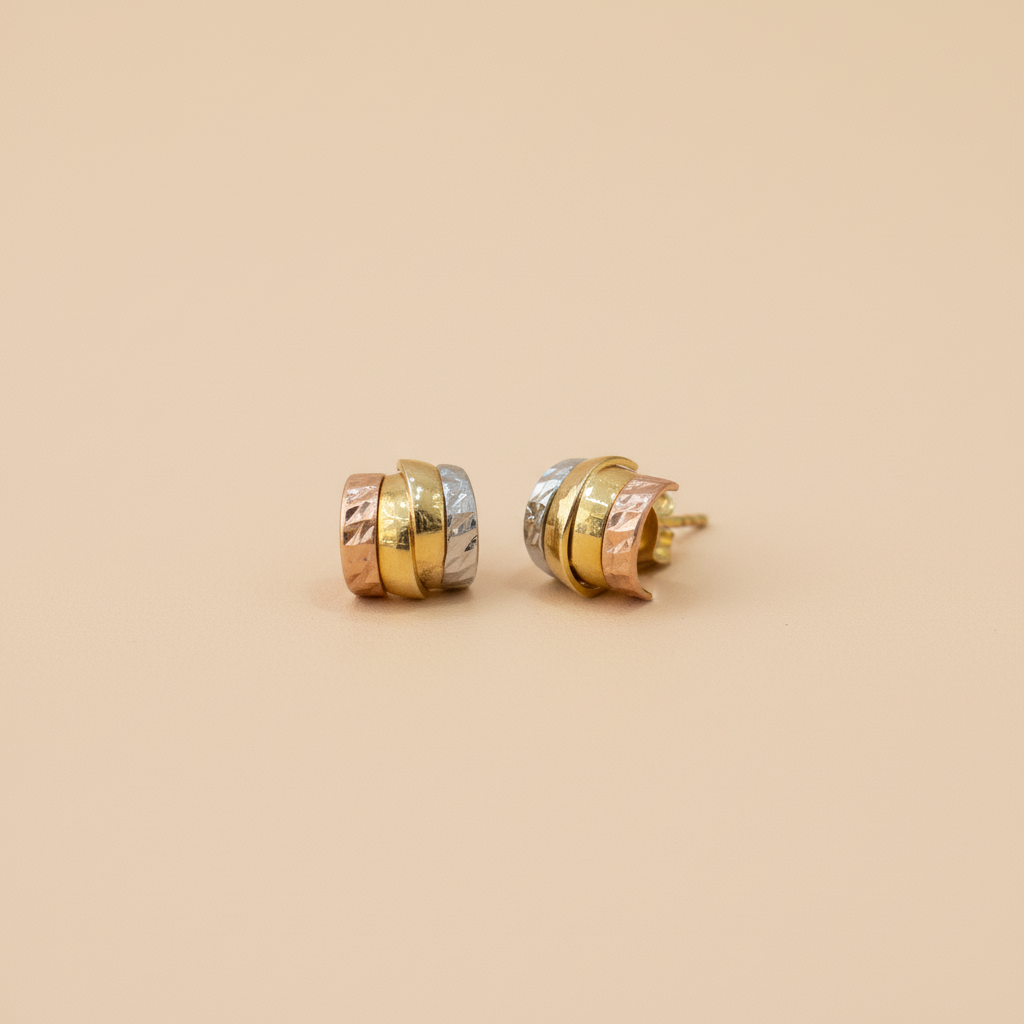 Aretes tricolor oro elegante fondo beige limpio