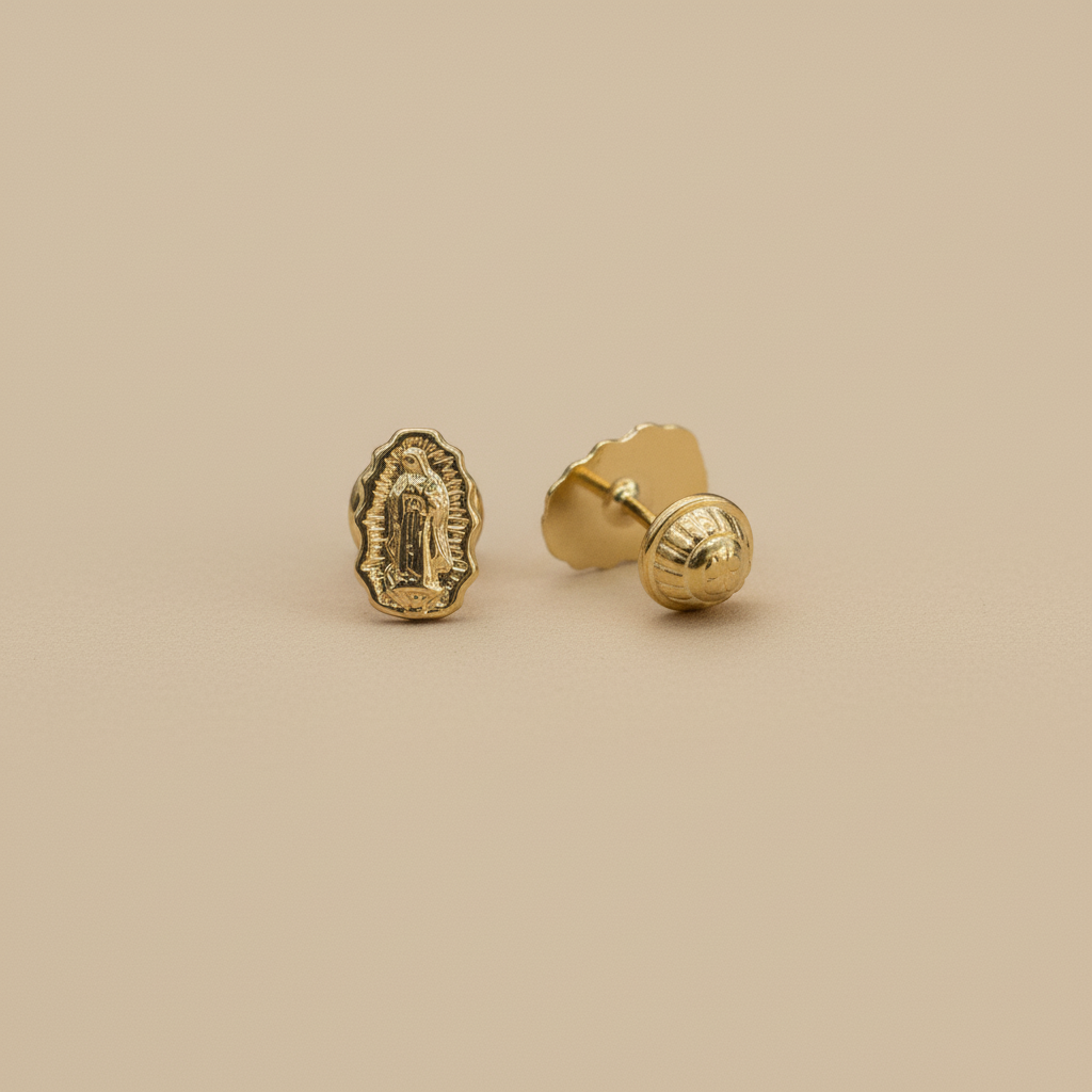 Aretes Virgen María fondo plano beige