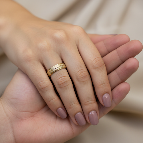 Argollas bien ajustadas - pareja romántica