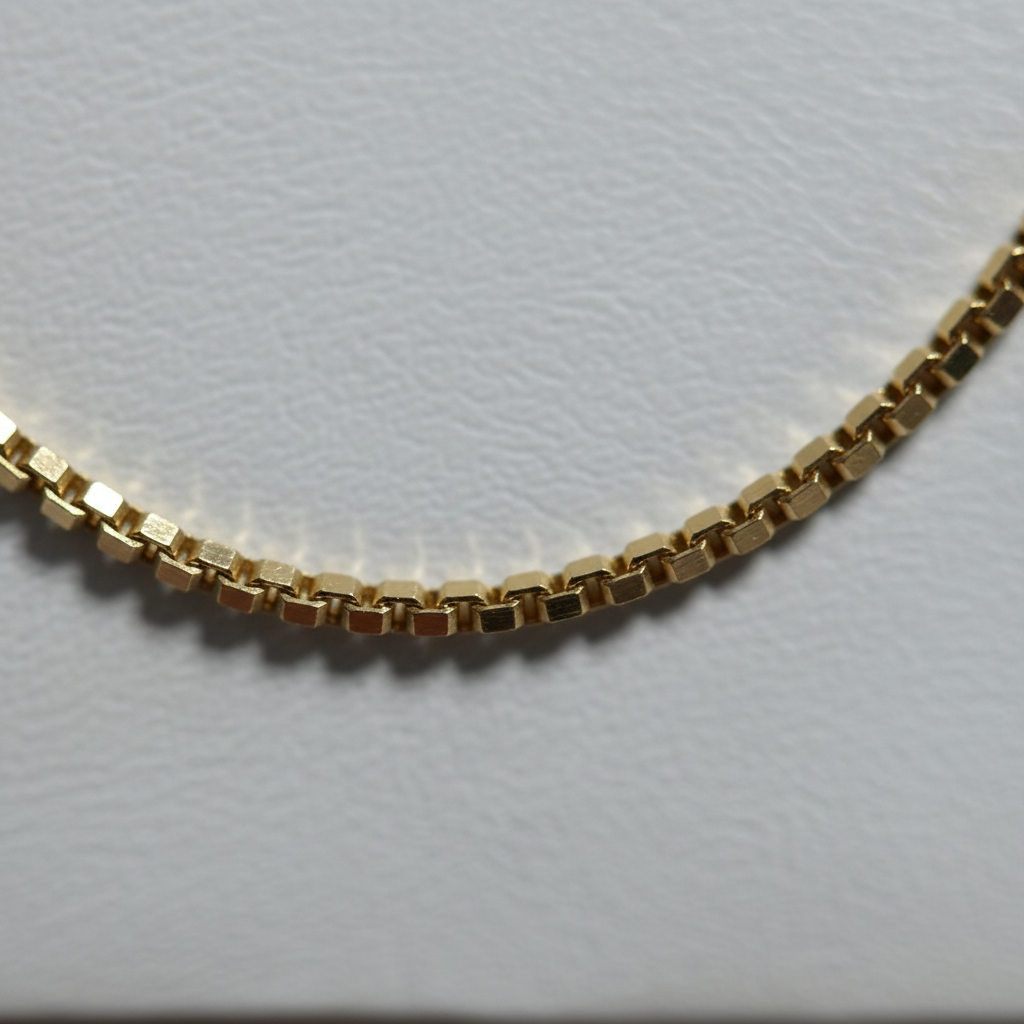 Cadena de oro 18k delicada - detalle macro del tejido real