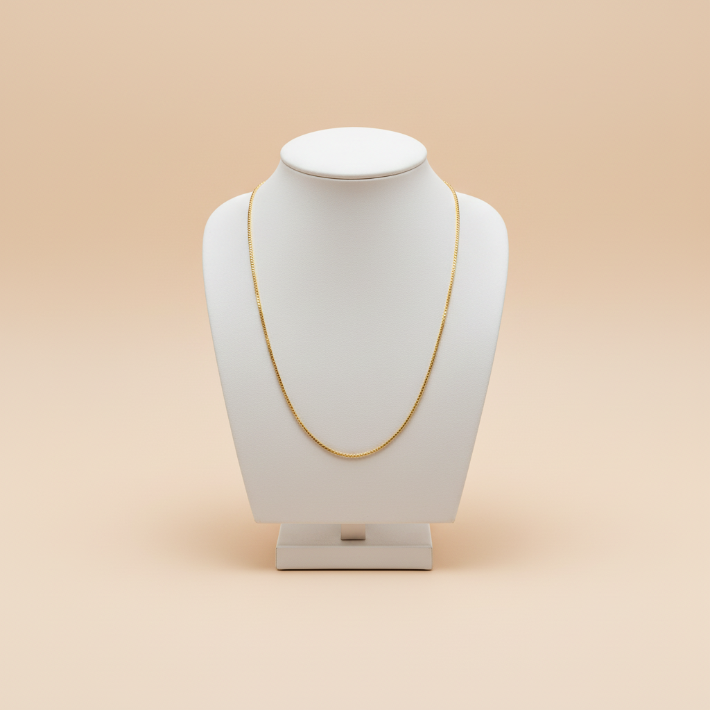 Cadena de oro 18k delicada - exhibidor moderno fondo blanco