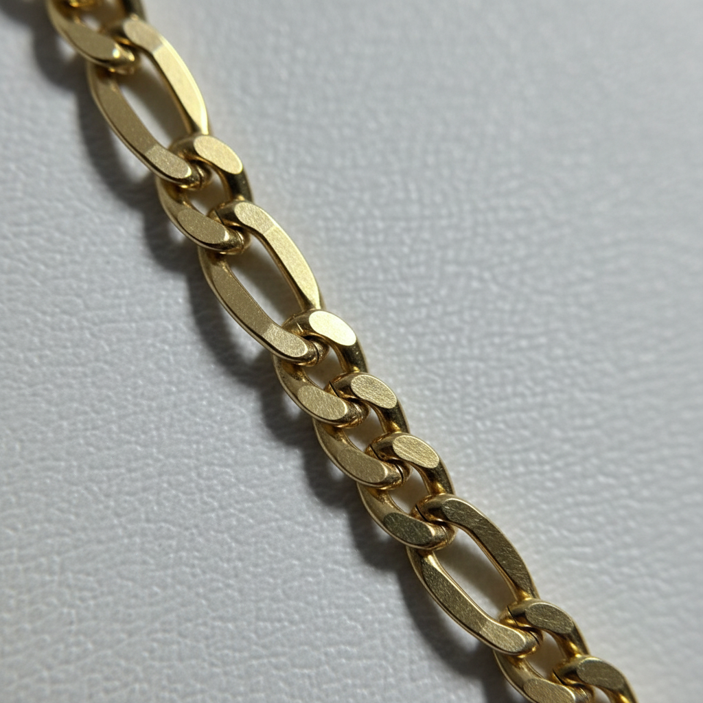 Cadena de oro 18k tipo figaro - detalle macro del tejido