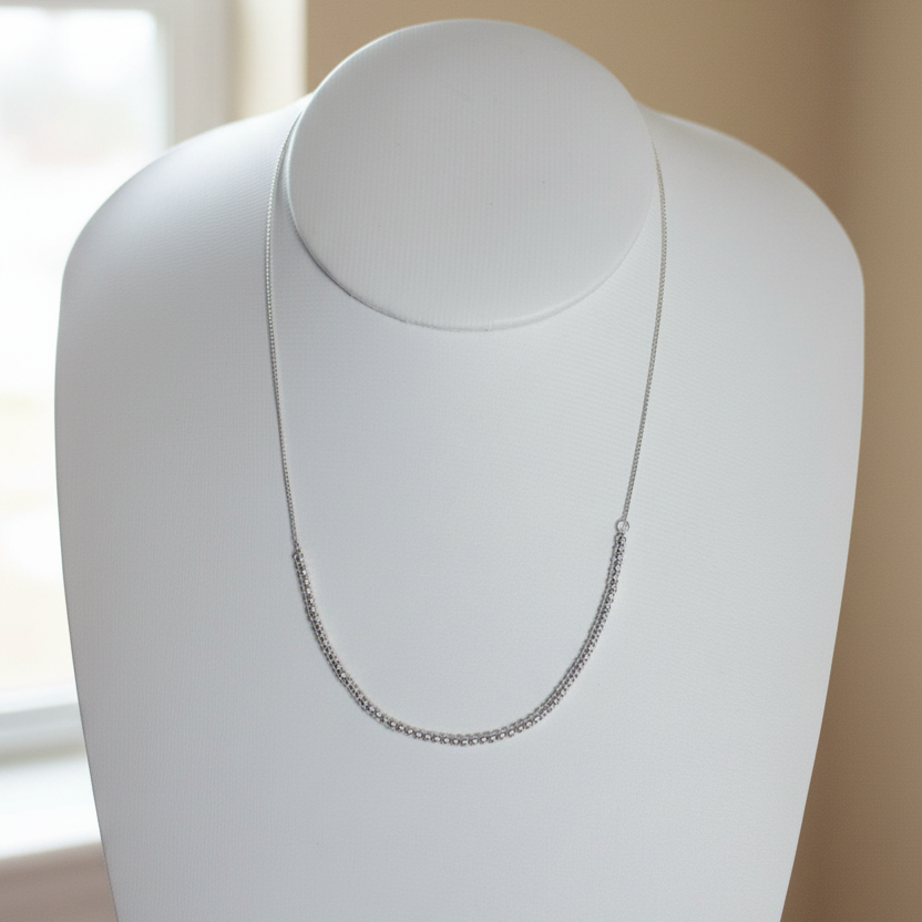 Cadena en cuello blanco - fondo beige con luz natural
