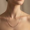Cadena en cuello de mujer elegante