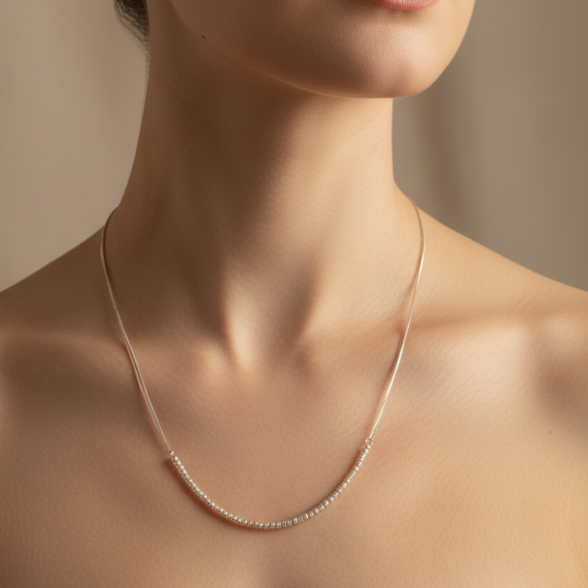 Cadena en cuello de mujer elegante