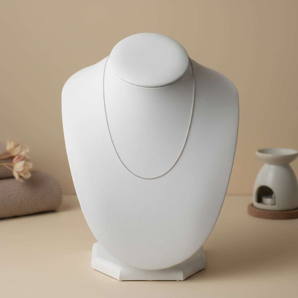 Cadena espectacular en cuello blanco