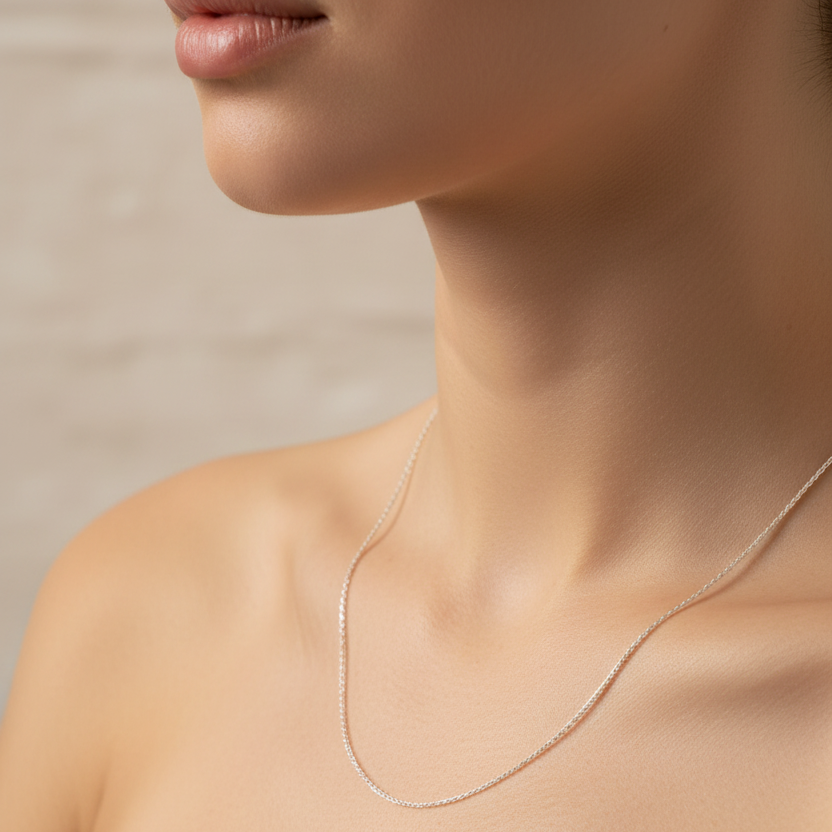 Cadena espectacular en cuello de mujer
