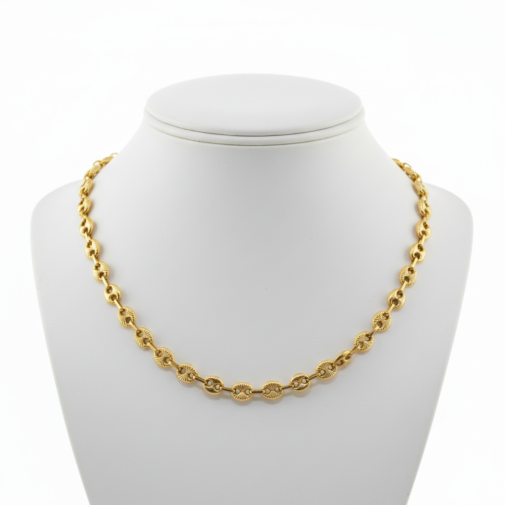 Cadena gucci diamantada busto fondo blanco cuadrada