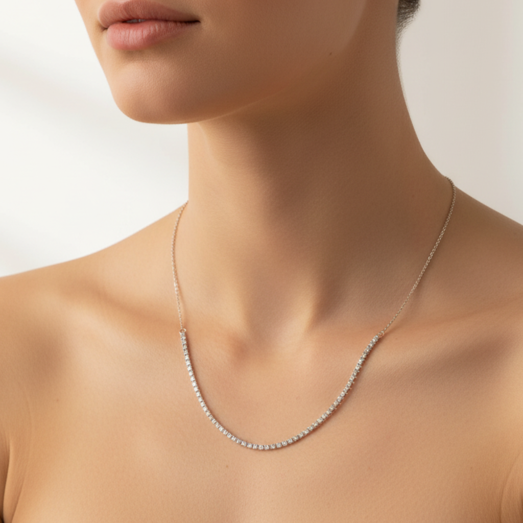 Cadena oro blanco en mujer elegante