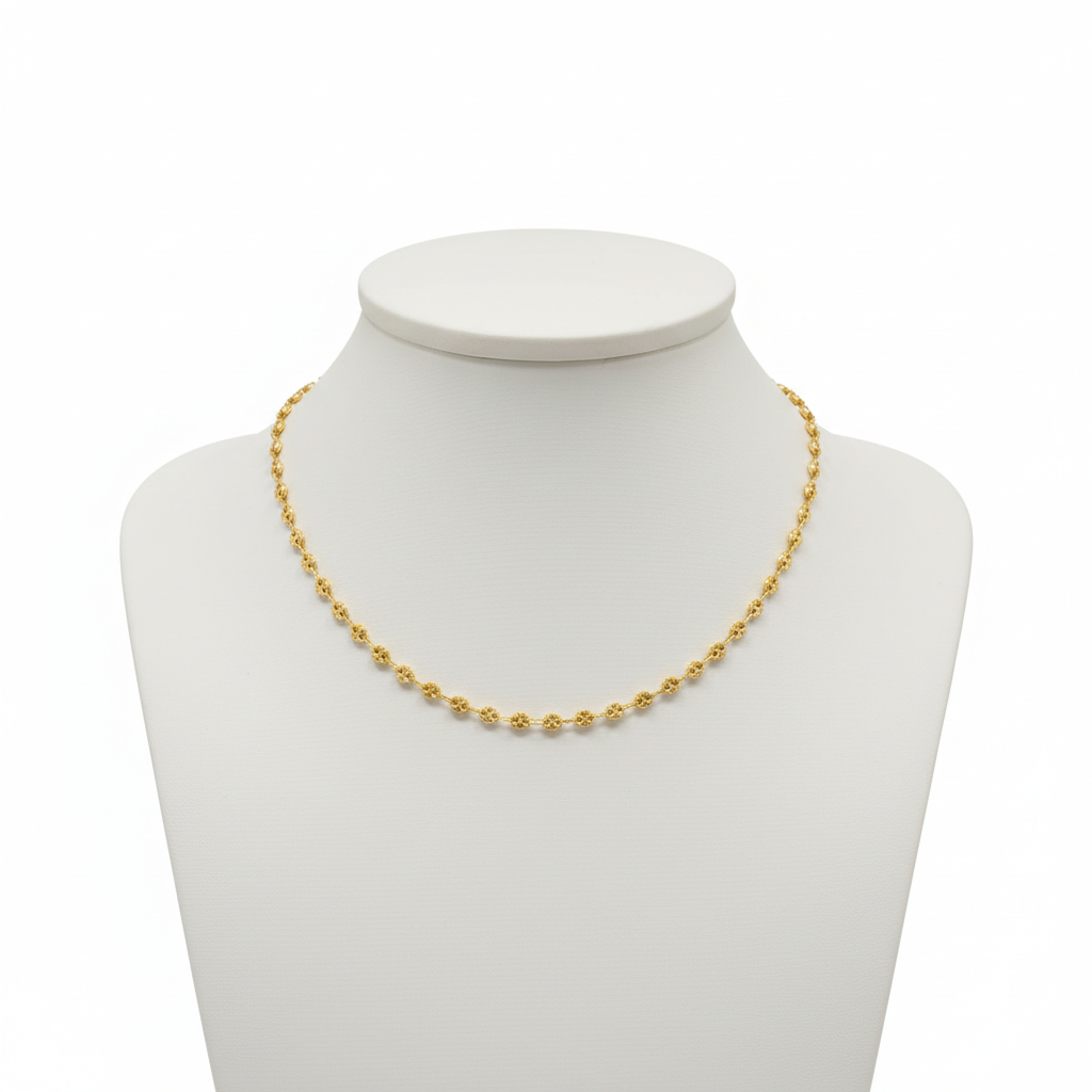 Cadena oro delicada rosetas busto joyería fondo blanco limpio