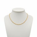 Cadena oro delicada rosetas busto joyería fondo blanco limpio