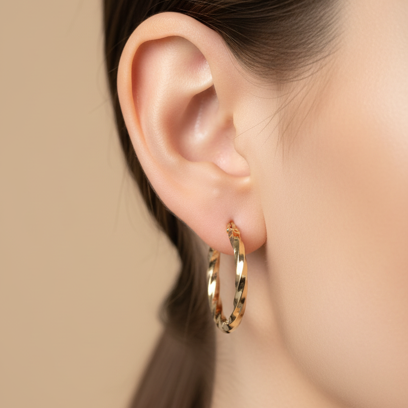 Candongas argolla torcidas en oro 18K - close-up en oreja