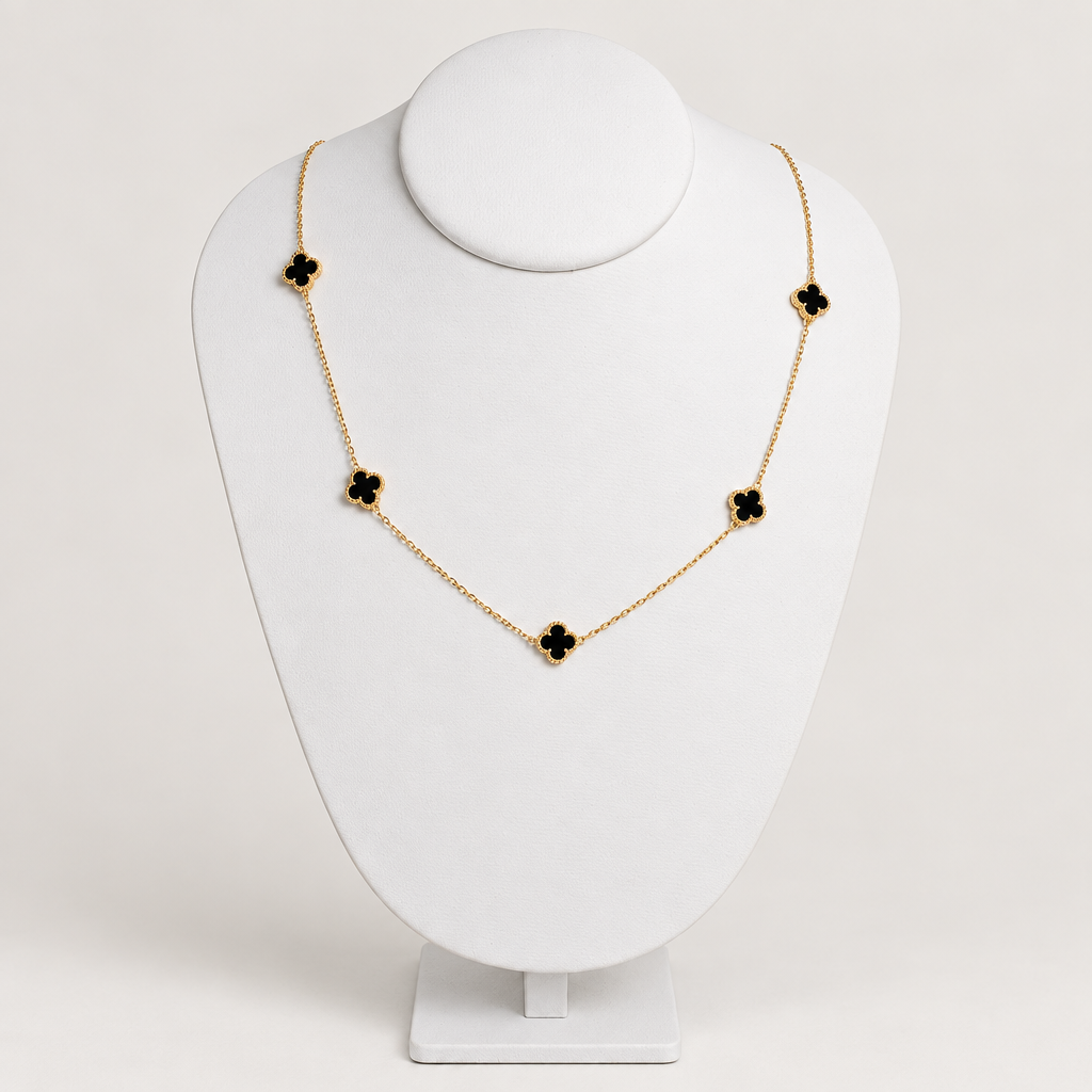 Collar de cinco motivos negros en formato cuadrado