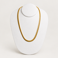 Collar dorado en formato cuadrado